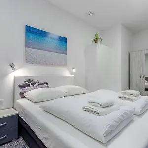 Black & White, Cherry & Blue Apartamento Rijeka